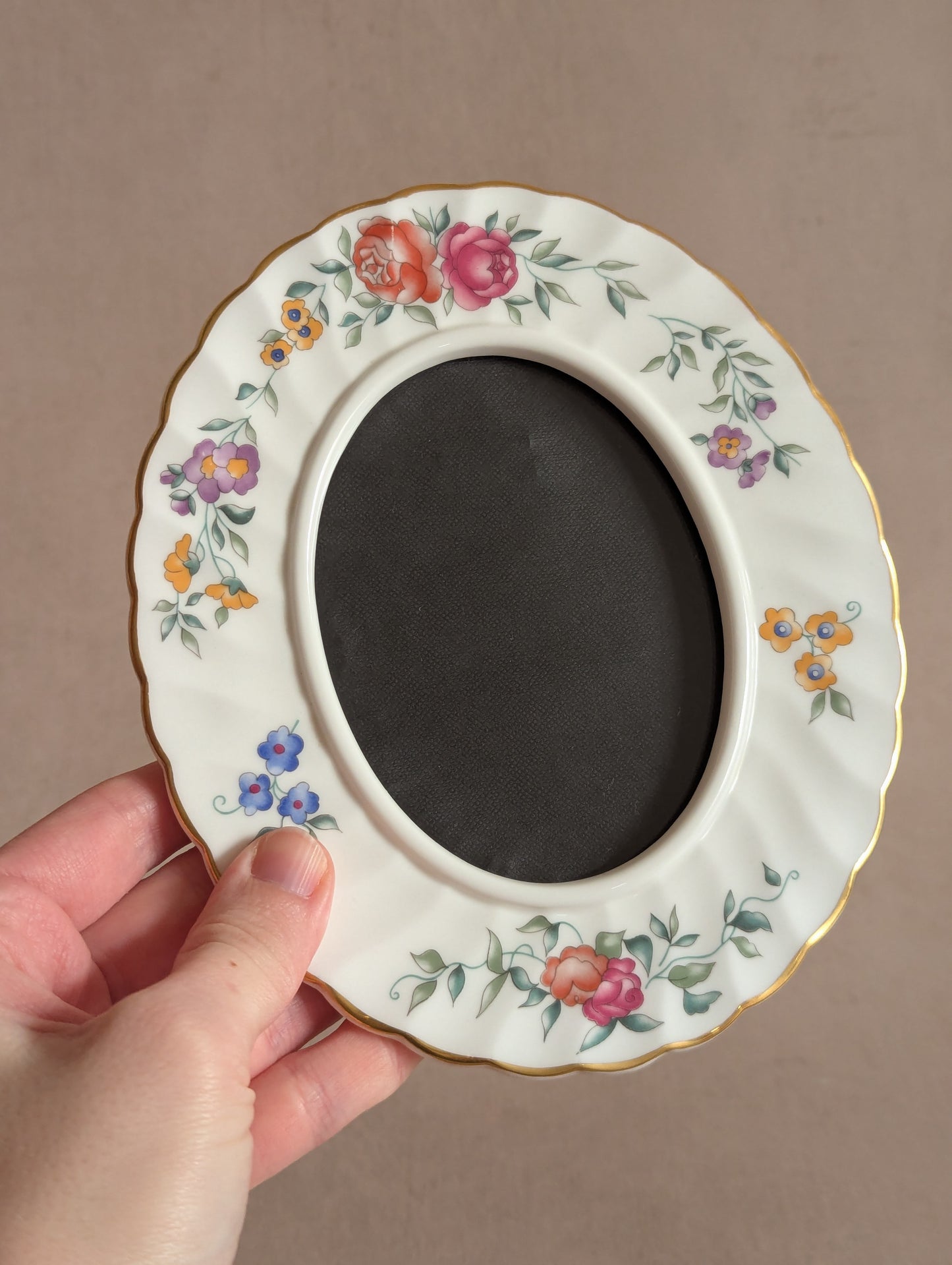 Wedgwood Porcelain Floral Scallop Frame, Avebury