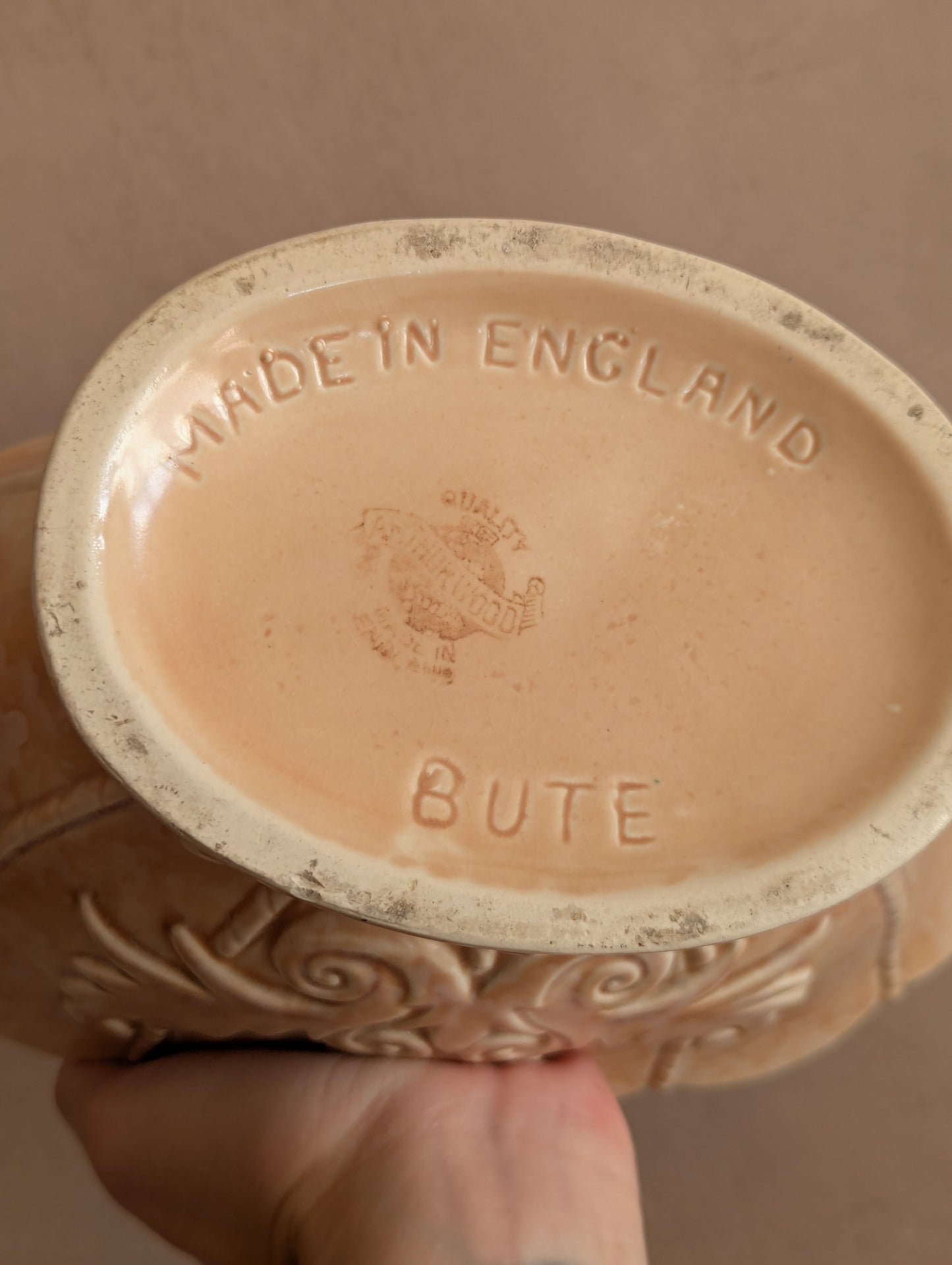 Arthur Wood Beige Bute Scalloped Mantle Vase