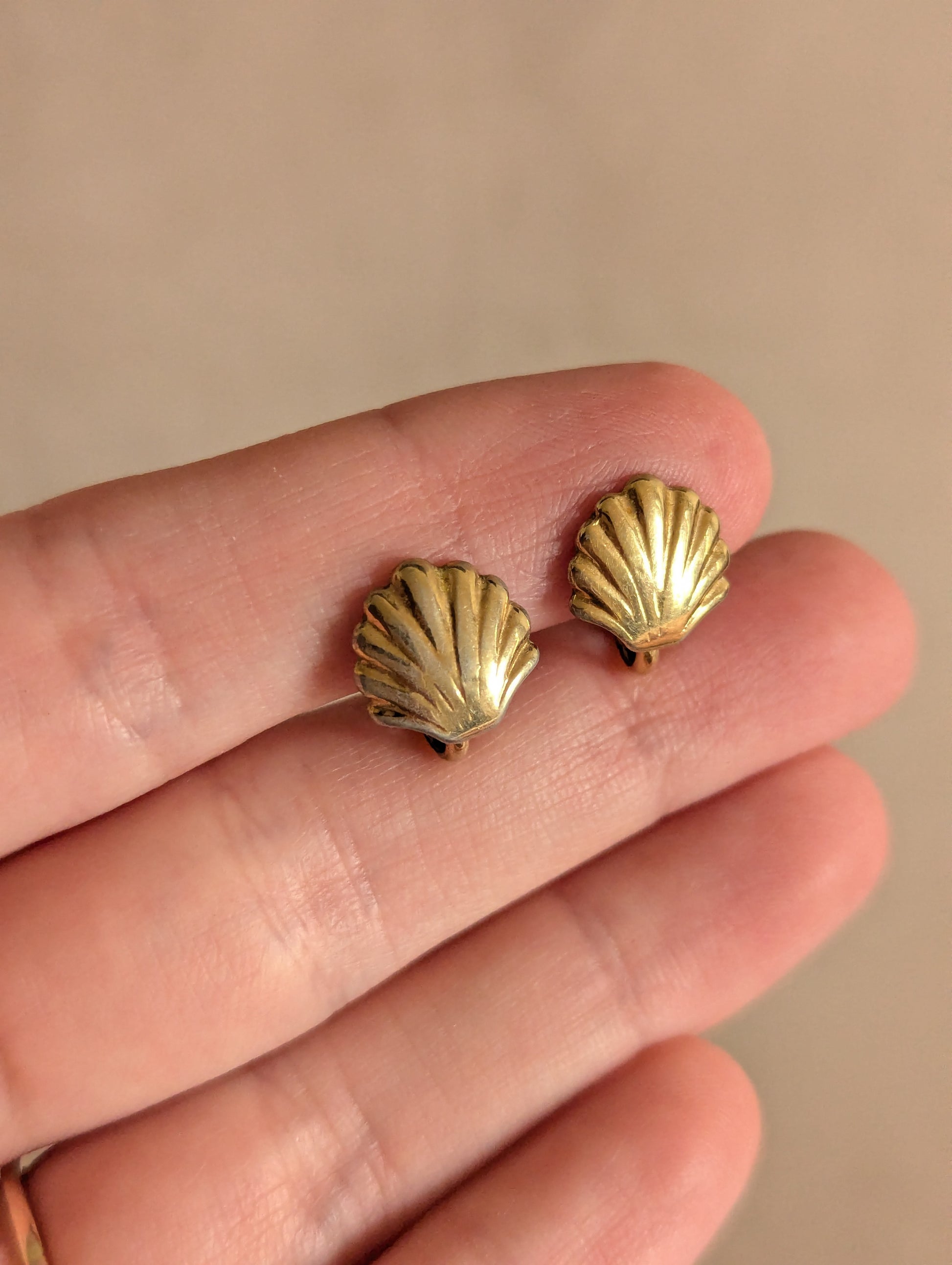 Vintage Mid-Century Dainty Gold Tone Shell Clip On Earrings